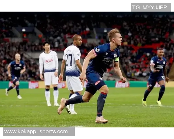 埃因霍温宣布卢克德容告别仪式球员荣登星光大道荣耀时刻